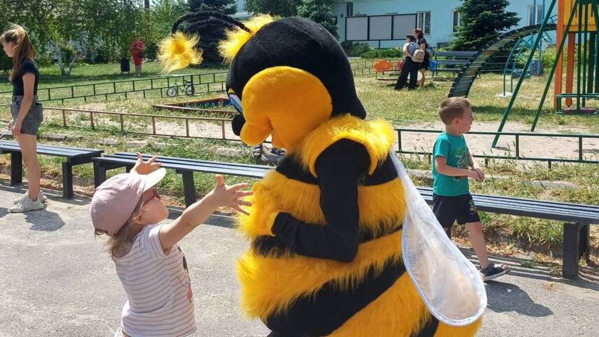 “Бджола” подарувала свято: у Карнаухівці відзначили День Конституції разом із дітьми