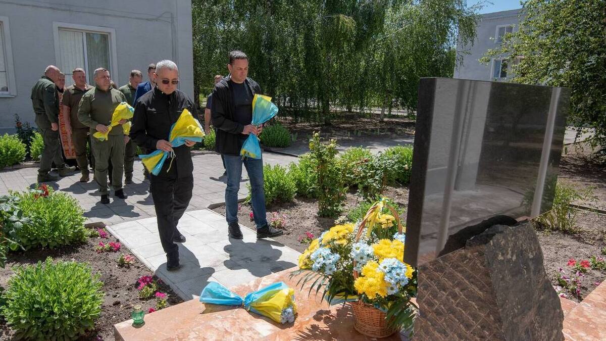 Символ вдячності й крок у майбутнє: у Кам’янському вшанували захисників і оновили освітню базу