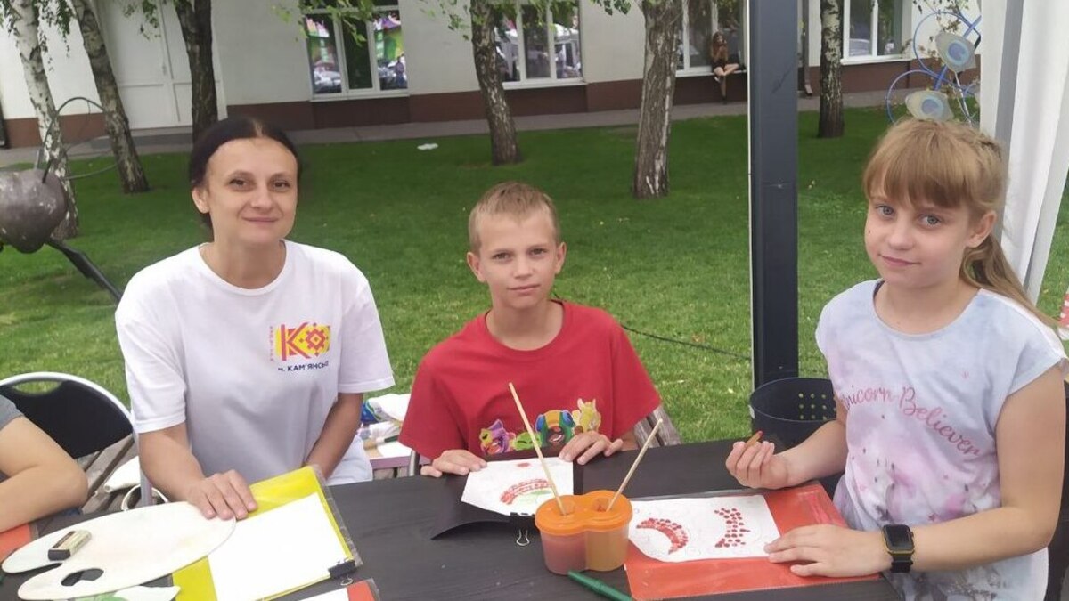 Продовжується  робота творчих майданчиків “Арт-терапія – лікуємо мистецтвом” у Кам’янському: радість є!