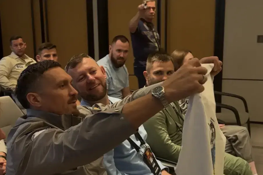 Карткова вишиванка: дизайнерський подарунок Усикові напередодні бою