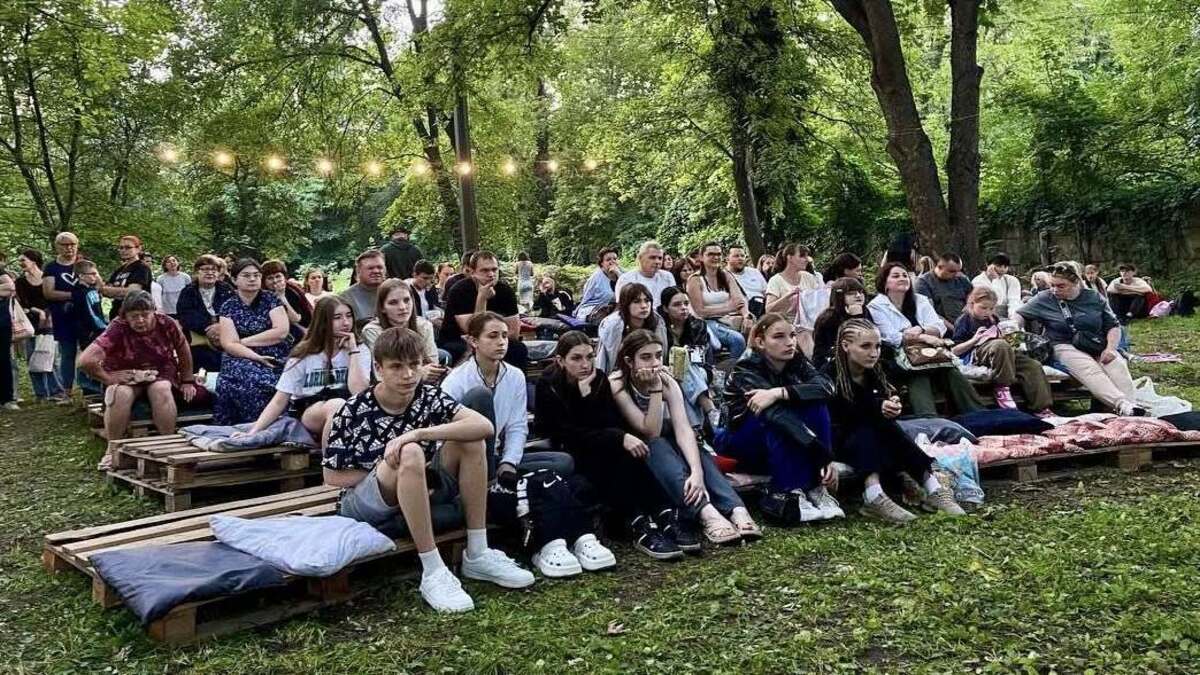 Кіно просто неба в Кам’янському: теплі вечори, що об’єднують