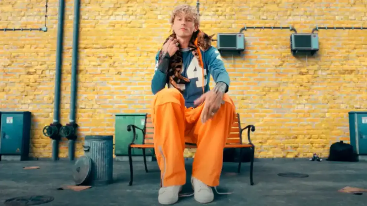 Machine Gun Kelly нещодавно представив трек Miss Sunshine і кліп на нього