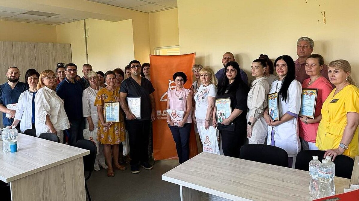 У Кам’янському привітали колектив лікарні з прийдешнім Днем медичного працівника