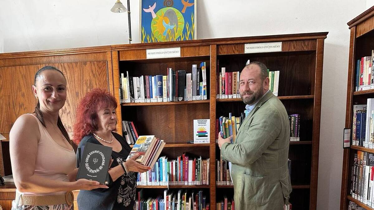 Українську книжкову поличку відкрили в Угорщині