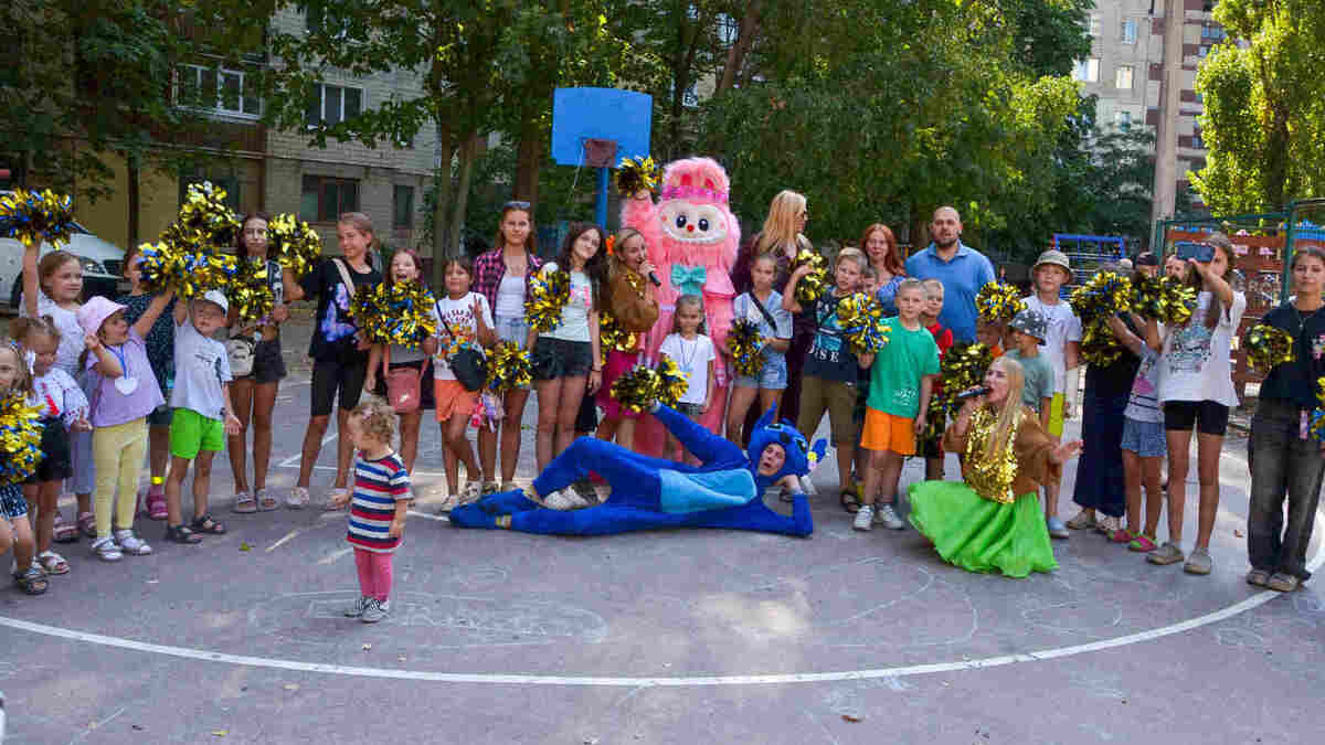 Свято дитинства: біля садочку “Попелюшка” влаштували яскравий розважальний захід