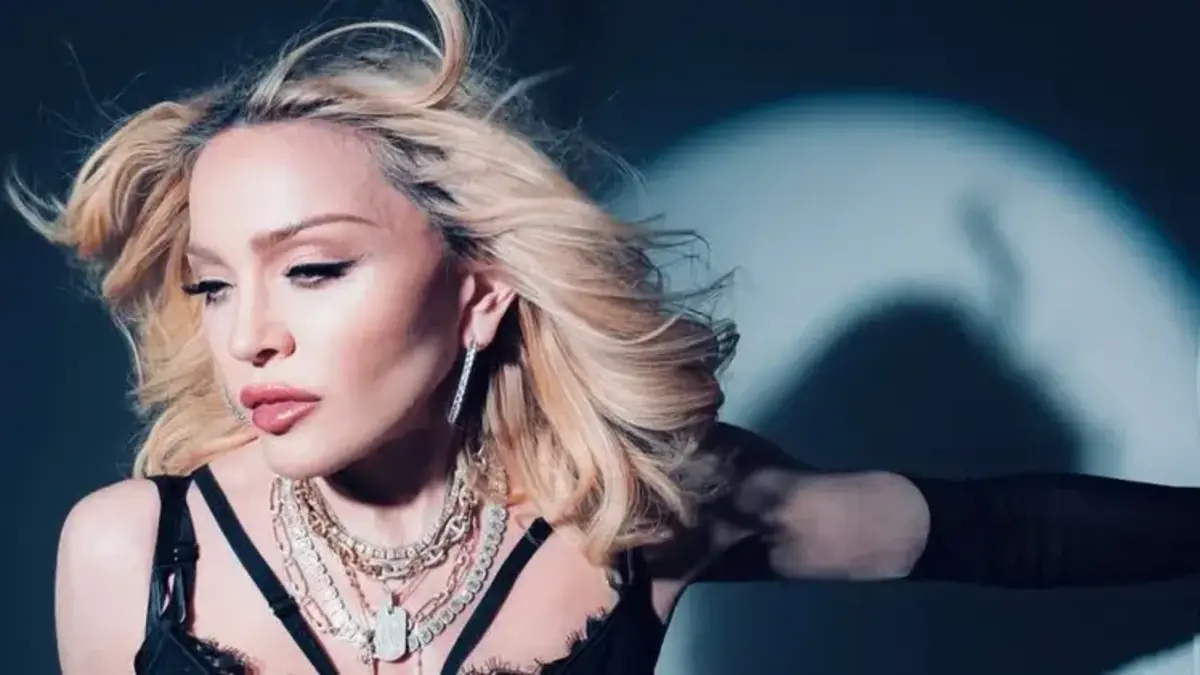 Легендарна Мадонна в сукні українського бренду позувала для нової фотосесії