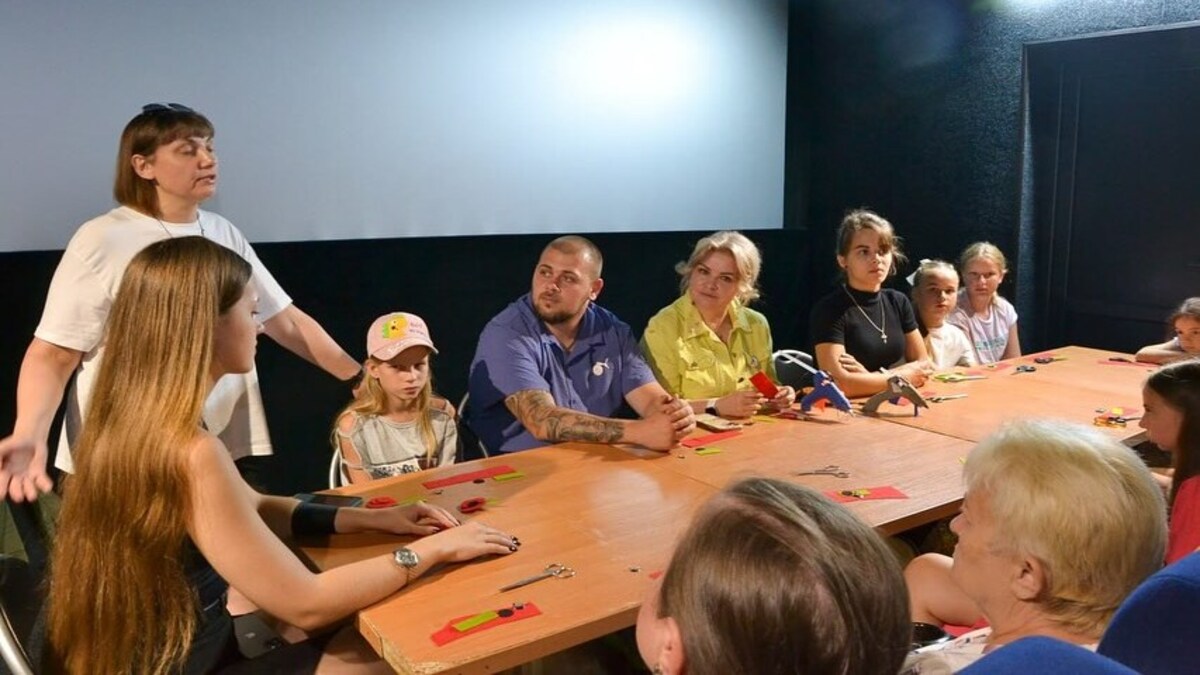 У Кіноконцертному залі “Мир” відбувся незвичайний майстер-клас із виготовлення брошів