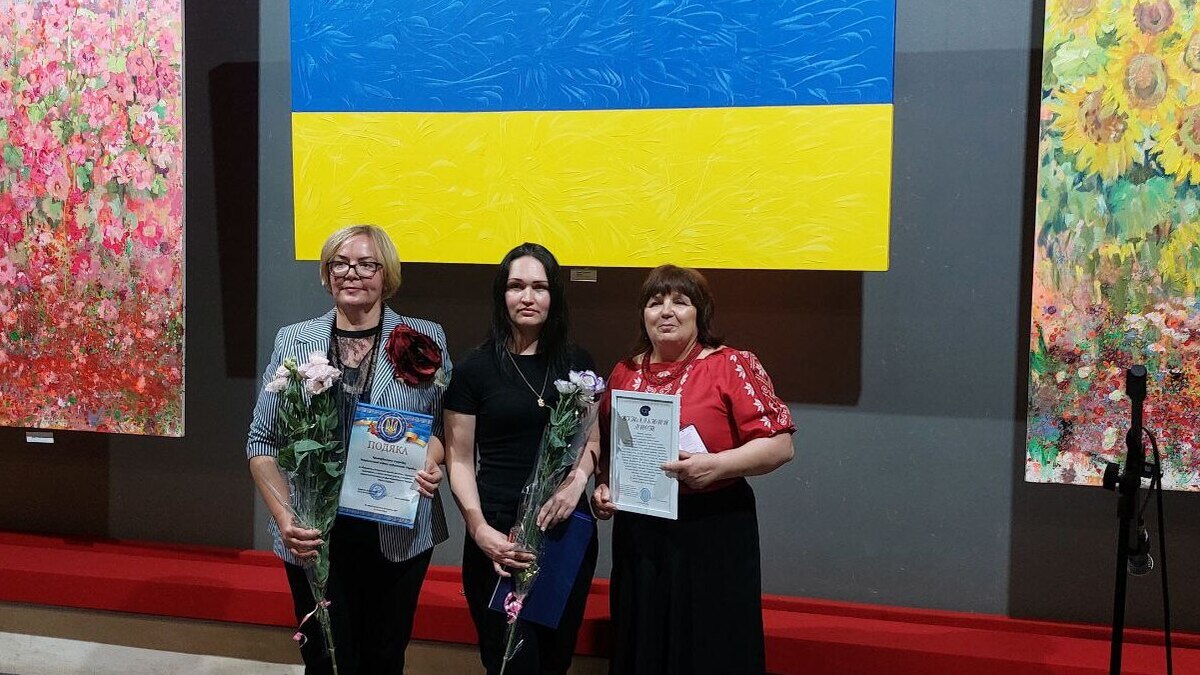 “Квіти України”: у Музеї історії міста Кам’янського відкрили виставку живопису (фото)