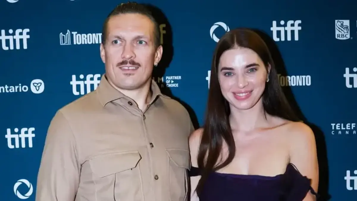 Олександр Усик з дружиною на червоній доріжці