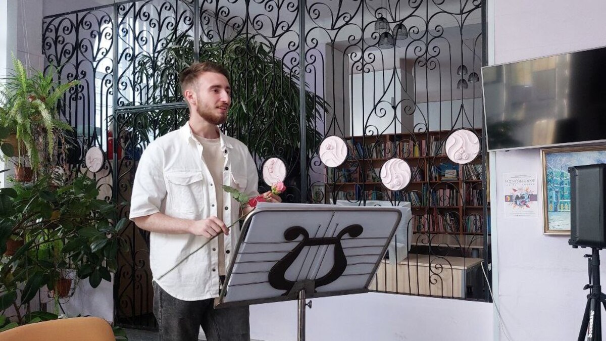 Відверті рядки і подарунки для гостей: у Кам’янському пройшов поетичний вечір Олександра Підгірного