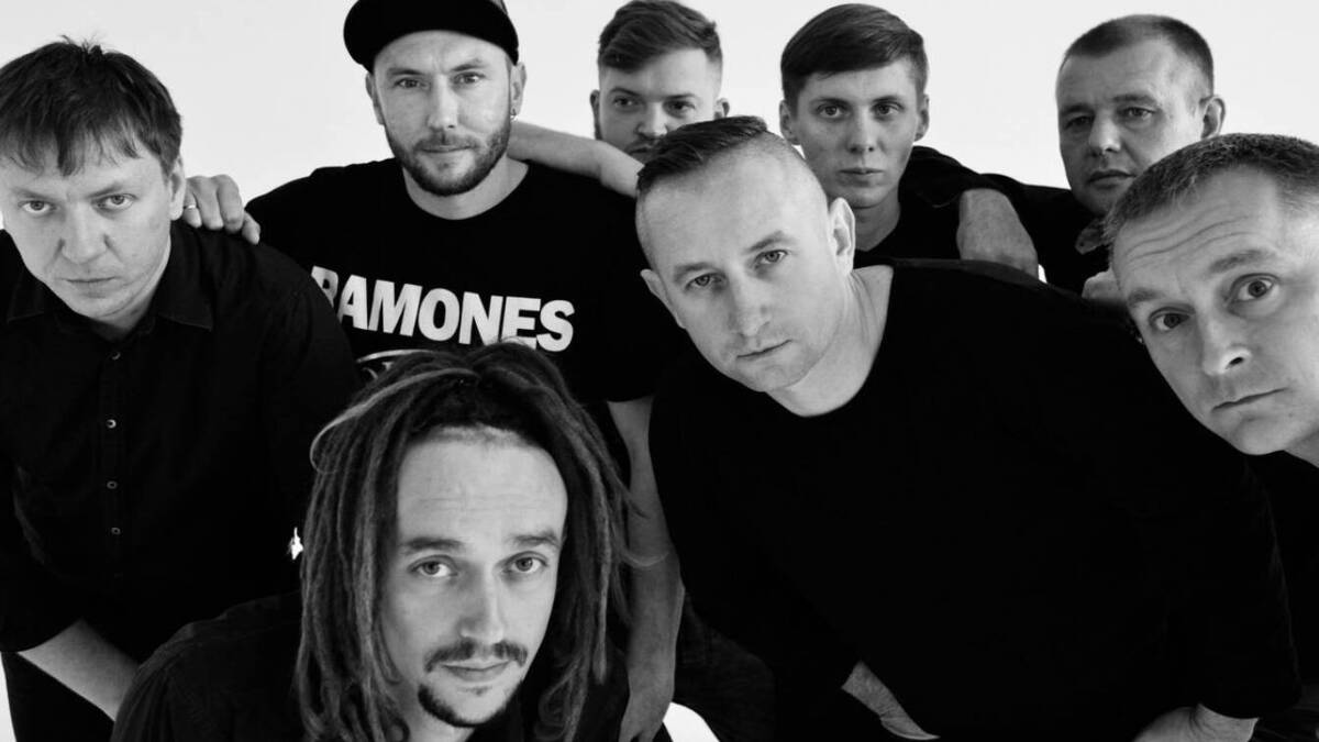 “Жадан і Собаки” презентували “Роботопса”: музика, література, гумор і збір для ЗСУ