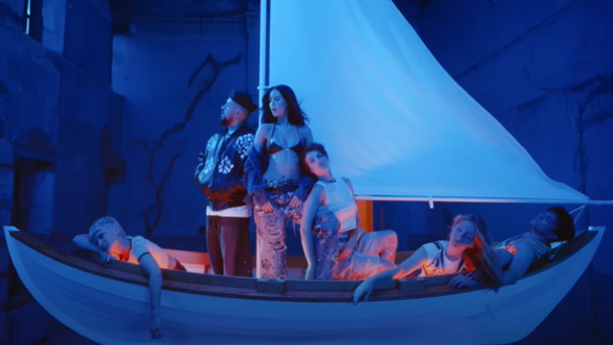 MONATIK і DOROFEEVA представили кліп, знятий під час обстрілу Києва