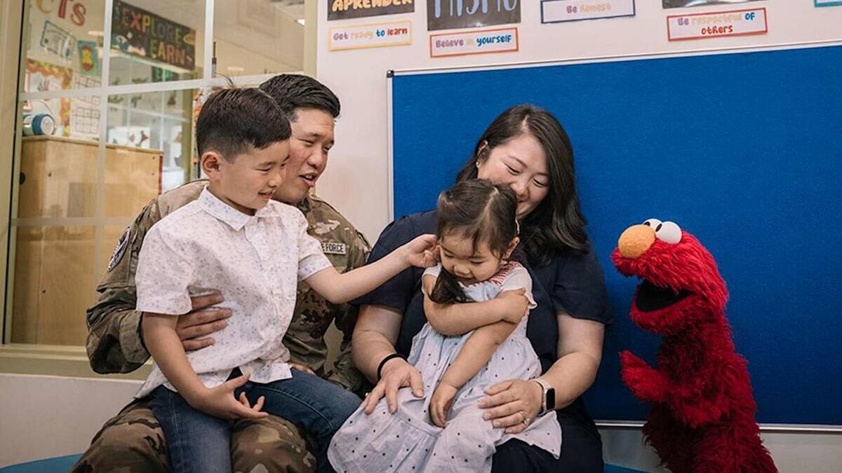 Ельмо і друзі підтримують дітей захисників у новому проєкті “Вулиці Сезам”