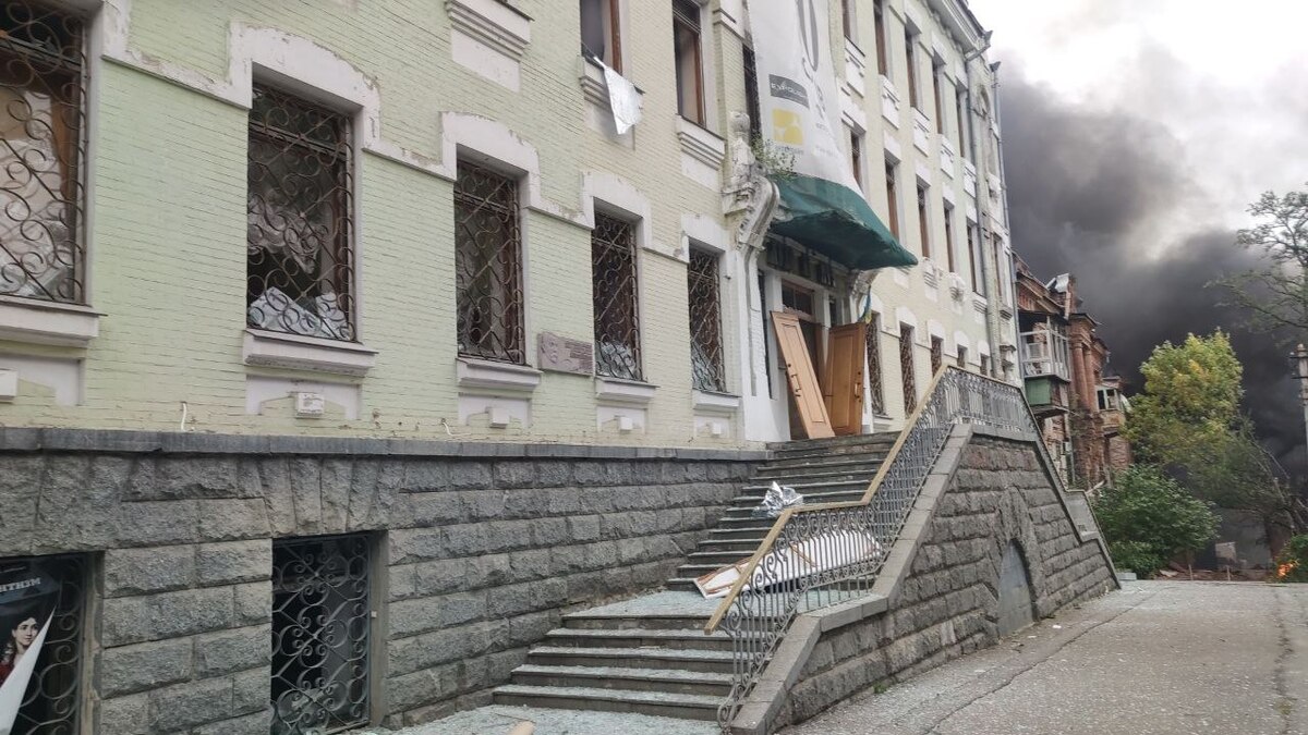 В Днепре поврежден художественный музей и склад издательства в результате ракетного удара