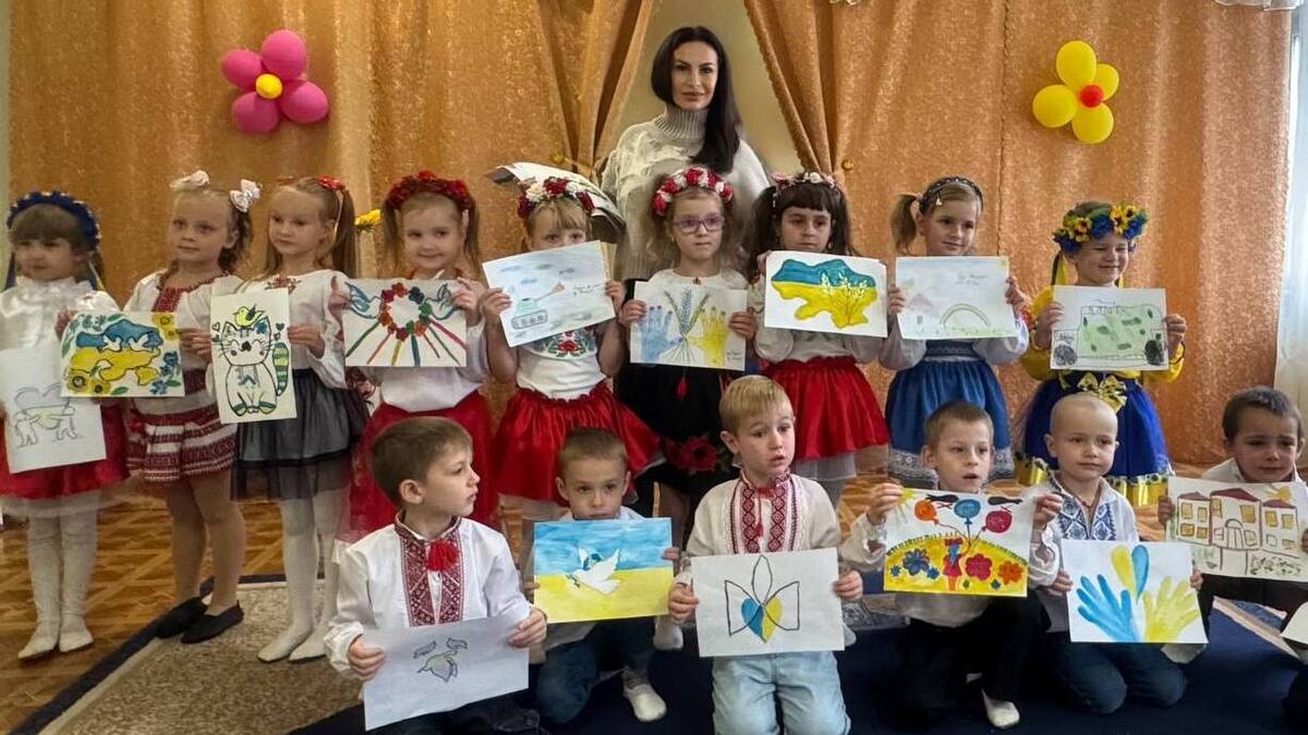 Малюнки, що гріють душу: вихованці “Віночка” долучилися до акції на підтримку ЗСУ