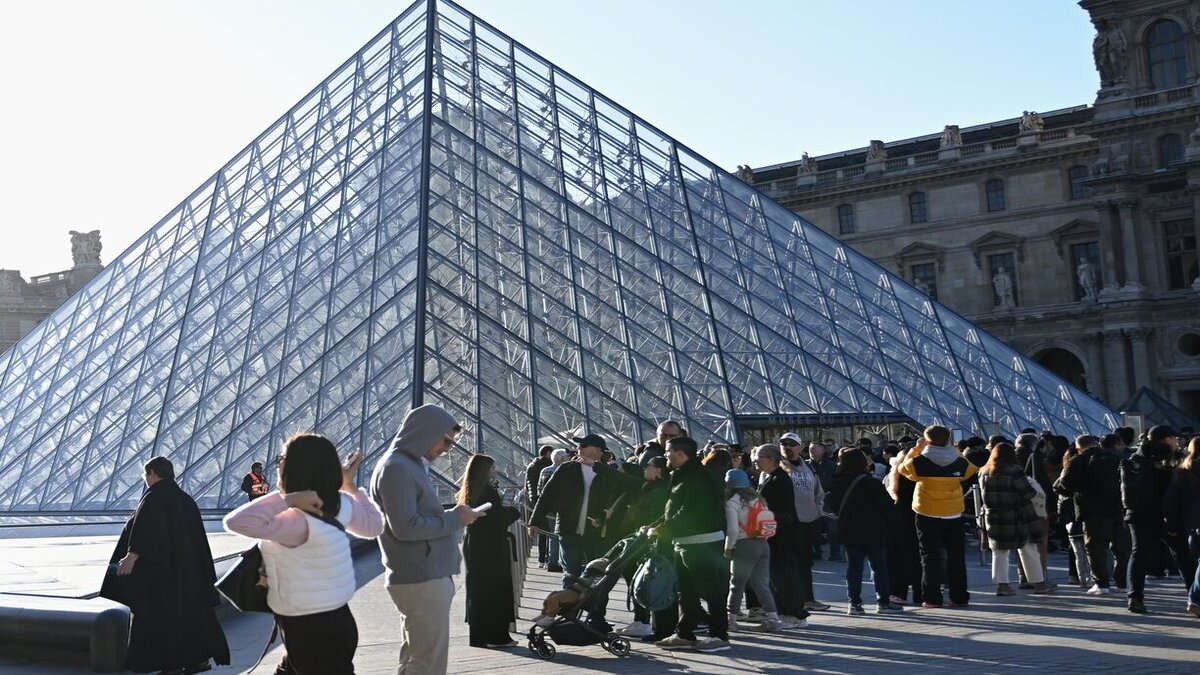 102 мільйони доларів коштовностей: поліція Франції затримала нових фігурантів справи Лувру