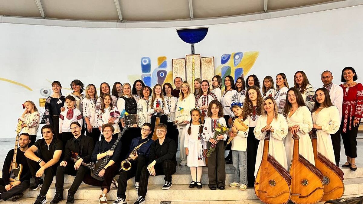 Музика, що рятує: ансамбль бандуристів “Оксамит” передав допомогу на лікування