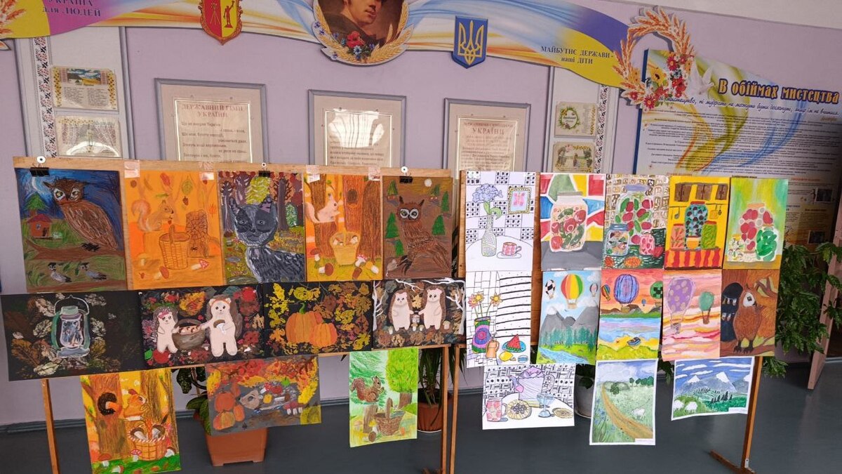 Кам’янська школа мистецтв №4 презентувала виставку “Кольоровий світ дитинства”