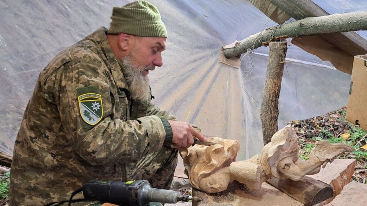 Різьбяр на війні: як боєць “Шрек” перетворює біль на дерев’яні скульптури