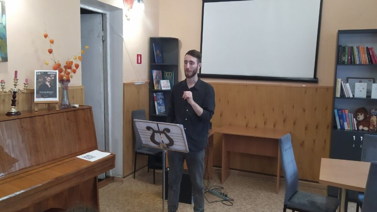 З поглядом в душу: Як поет Олександр Підгірний зігрів серця кам’янської молоді