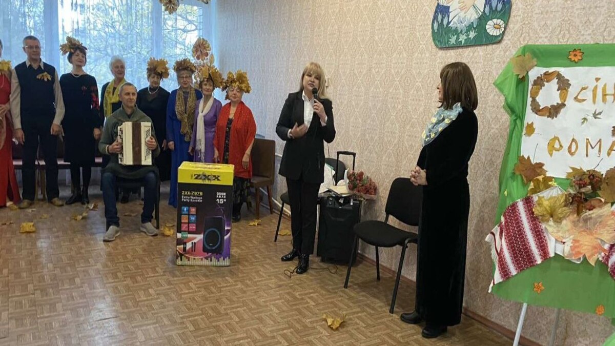 Осінній романс у Кам’янському: Хор “Журавка” привітав працівників культури