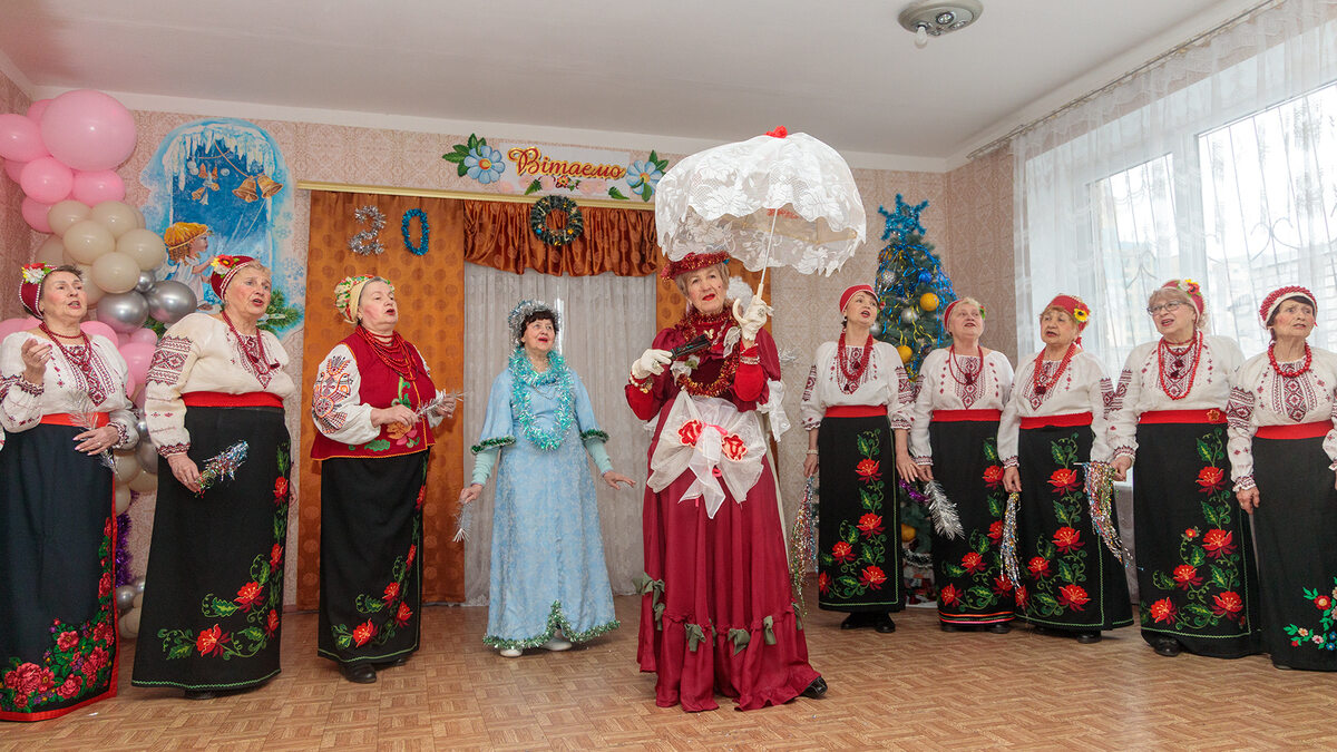 “Різдвяні посиденьки” у Дніпробуді: свято тепла та уваги для людей поважного віку