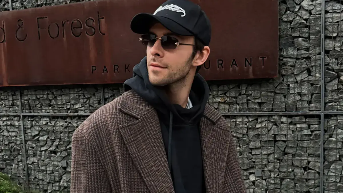 Макс Барских презентовал новогоднюю видеооткрытку на хит «Не складывается» (видео)