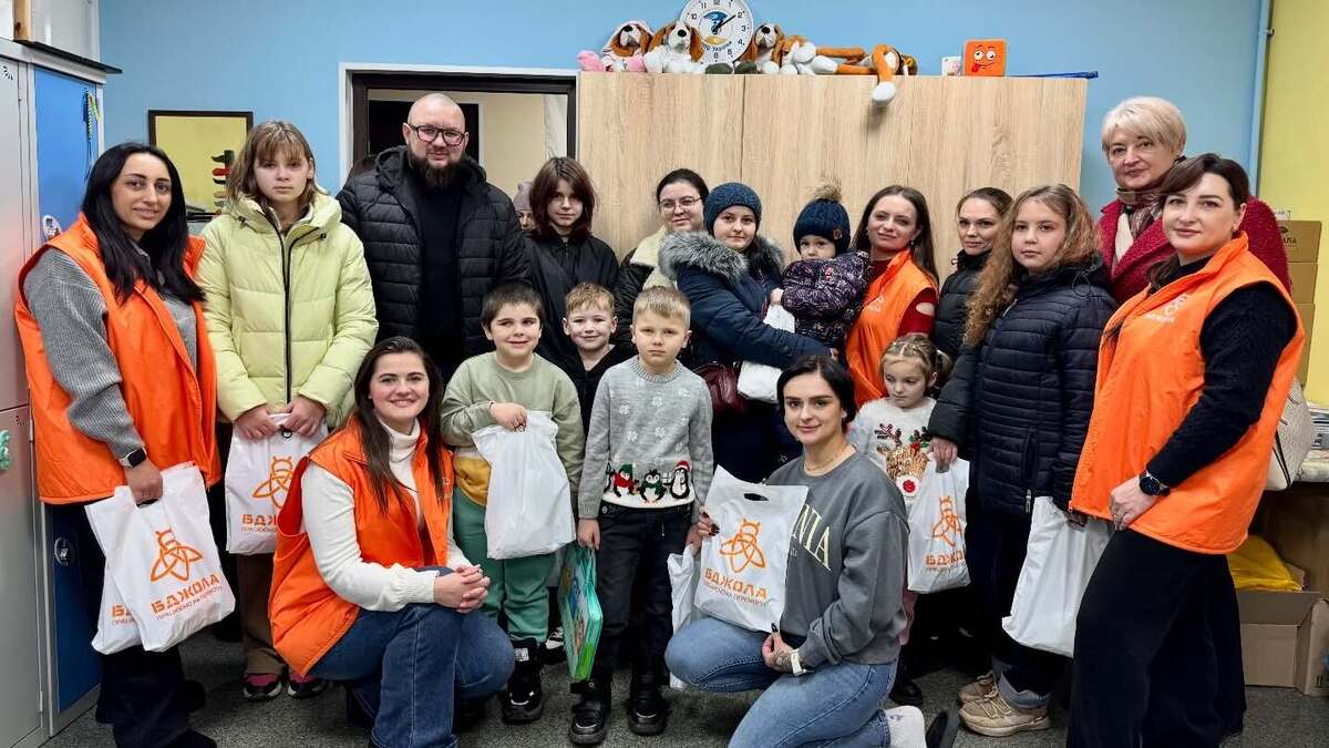 Солодкі подарунки й великі мрії: “Бджола” підтримала юних переможців творчого конкурсу