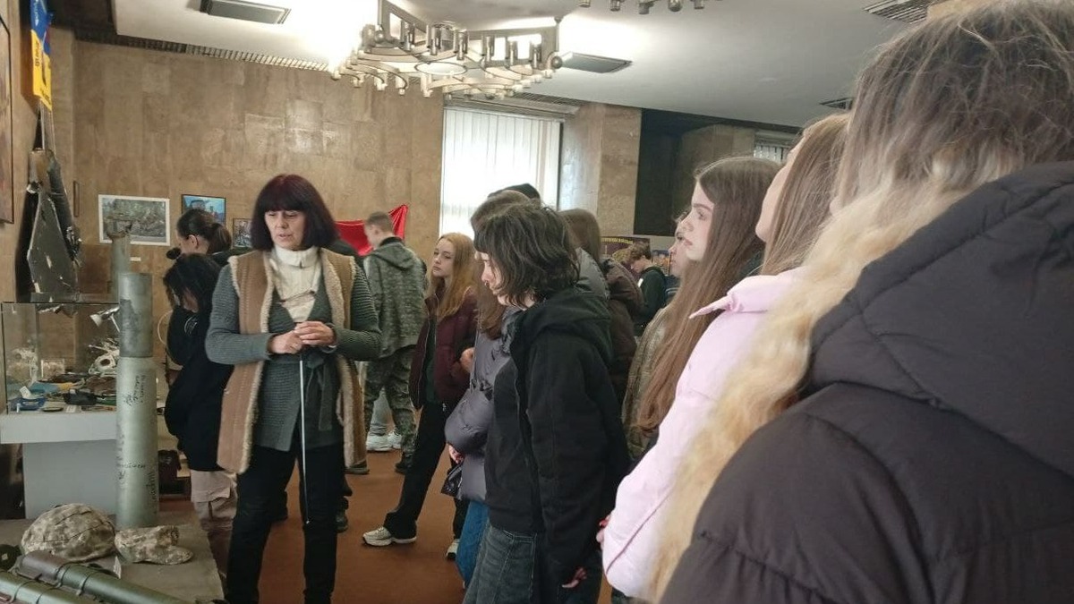 Ліцеїсти Кам’янського відвідали виставку “Україна. Ціна Свободи” напередодні Дня ЗСУ