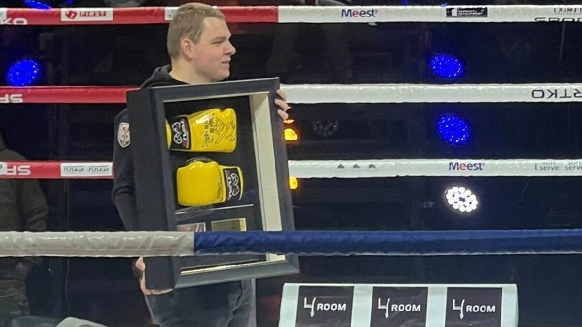 У Львові продали рукавиці Олександра Усика для відновлення музею