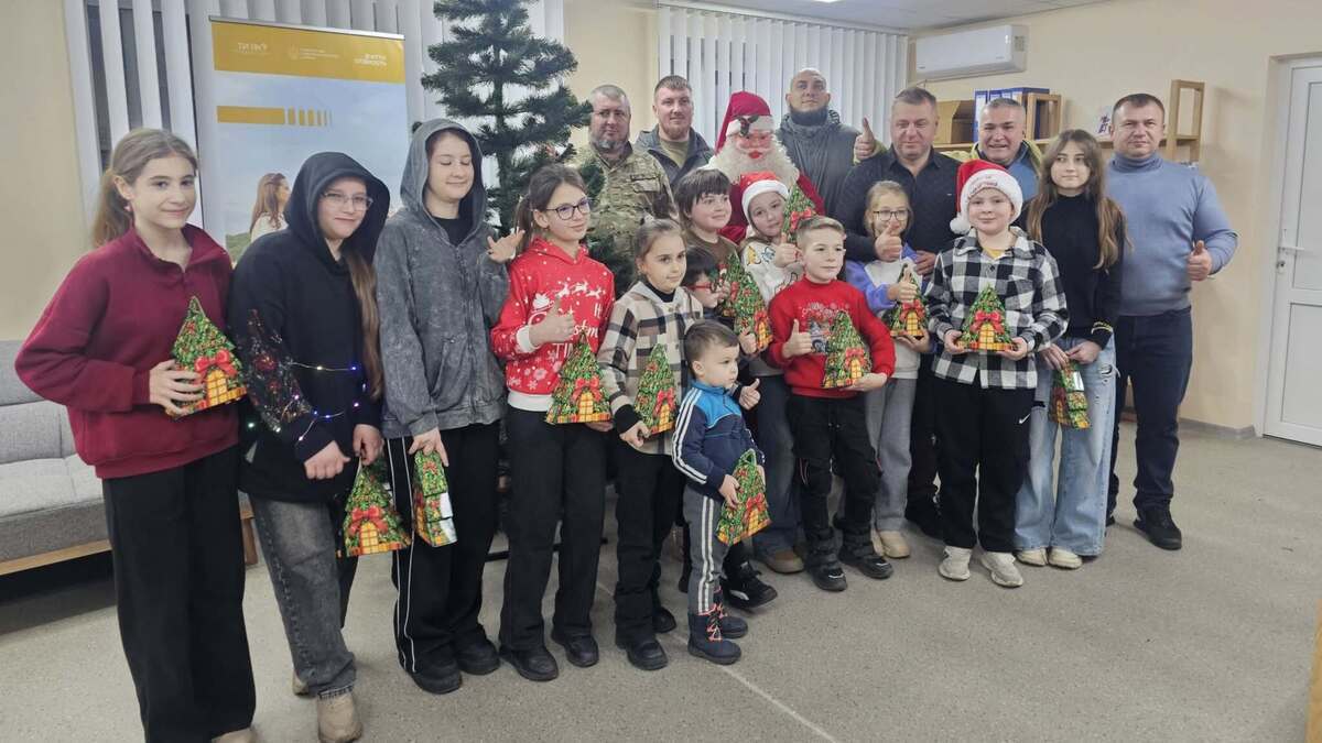 Новорічний настрій, створений разом: як у Лобойківській громаді дарували дітям свято