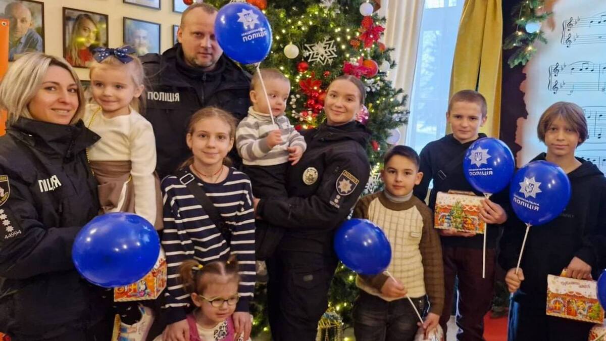 У Кам’янському діти поліцейських вирушили у різдвяну театральну подорож