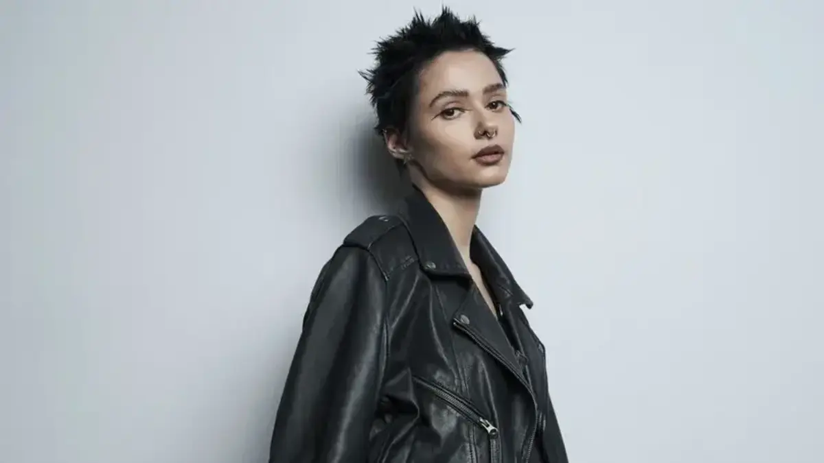 The Aksis (Bloom Twins) представила потужний ремікс про розлуку та надію українських біженців (відео)