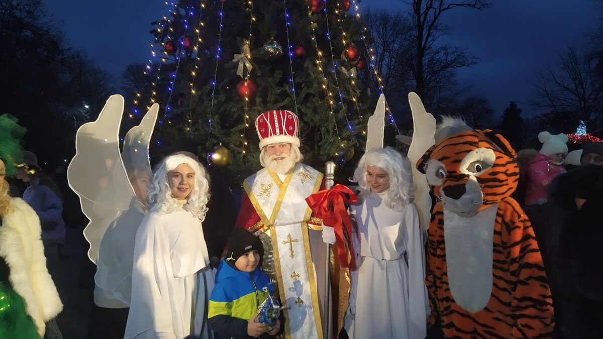 Головна ялинка Кам’янського запалила вогні надії