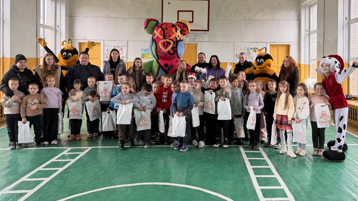 Миколай приніс казку: у гімназії №35 відбулося яскраве родинне свято