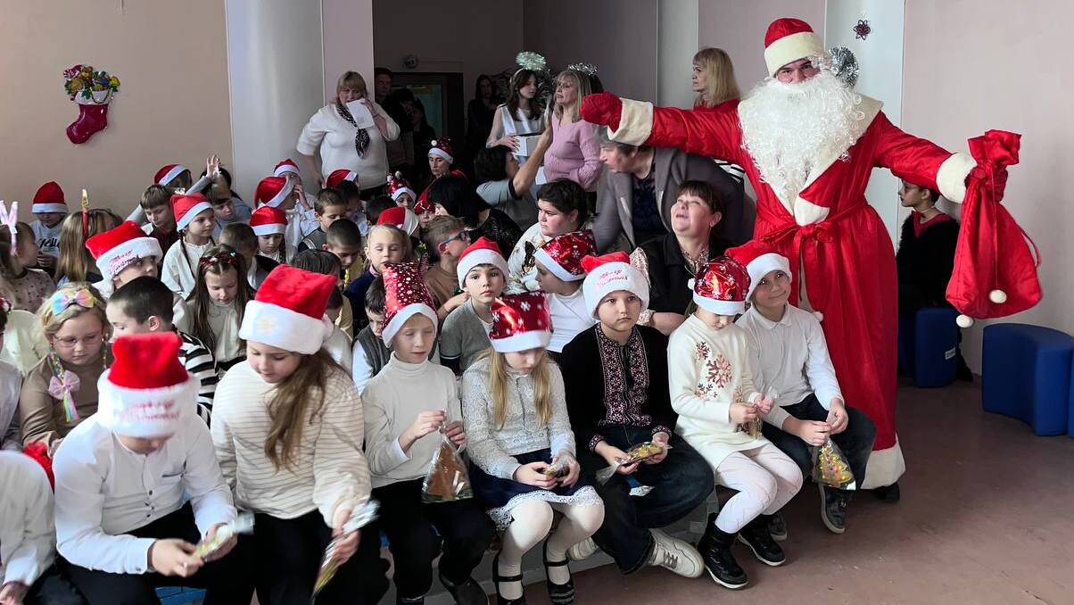У Гімназії №12 школярам влаштували святкову програму з подарунками