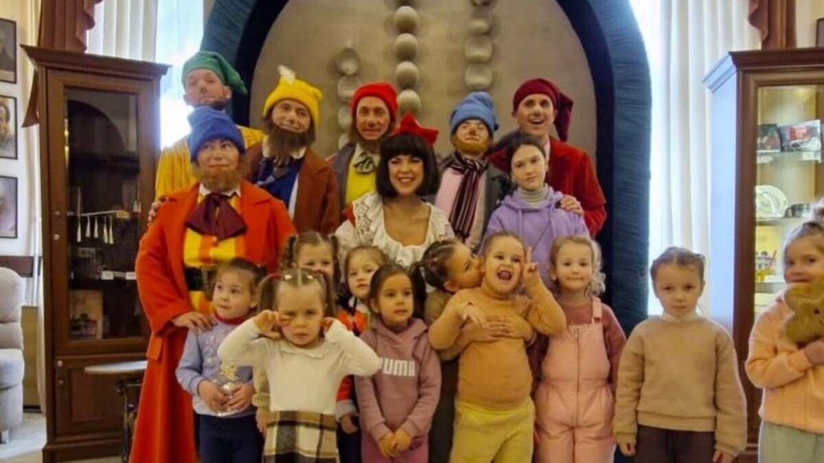 Театральная сказка для малышей: воспитанники заведения «Дельфин» посетили праздничное представление