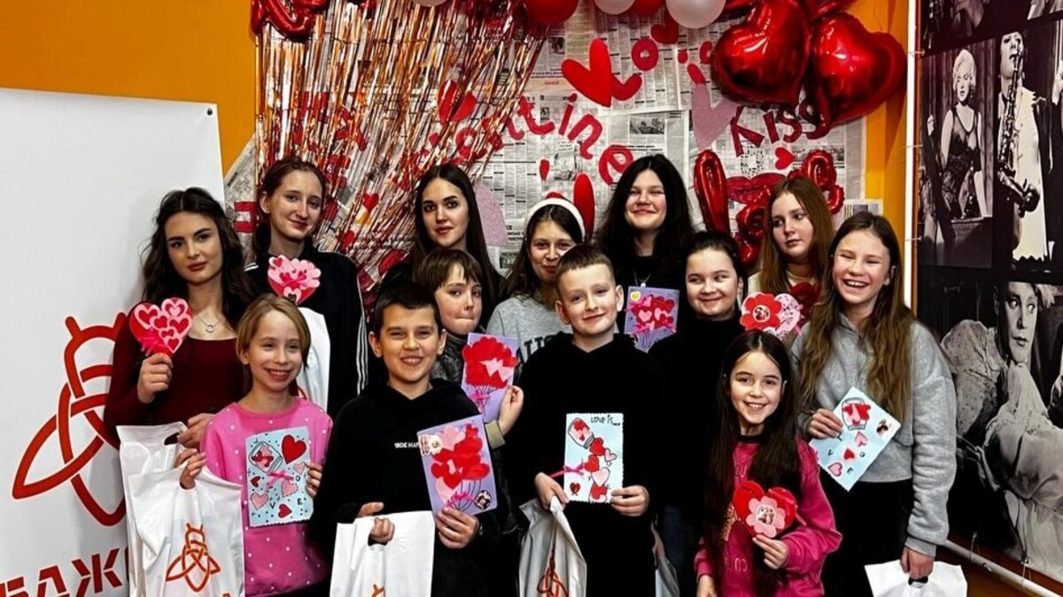 Валентинки, зігріті теплом дитячих сердець