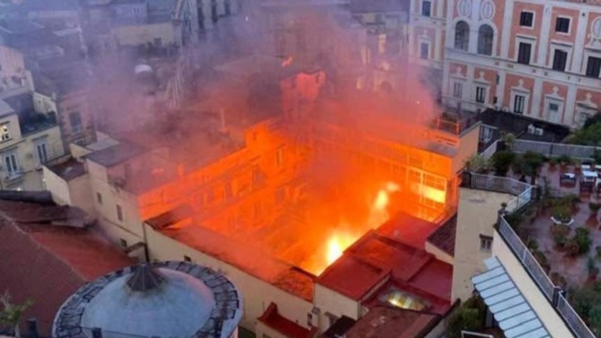 Масштабна пожежа знищила історичний театр Санназаро