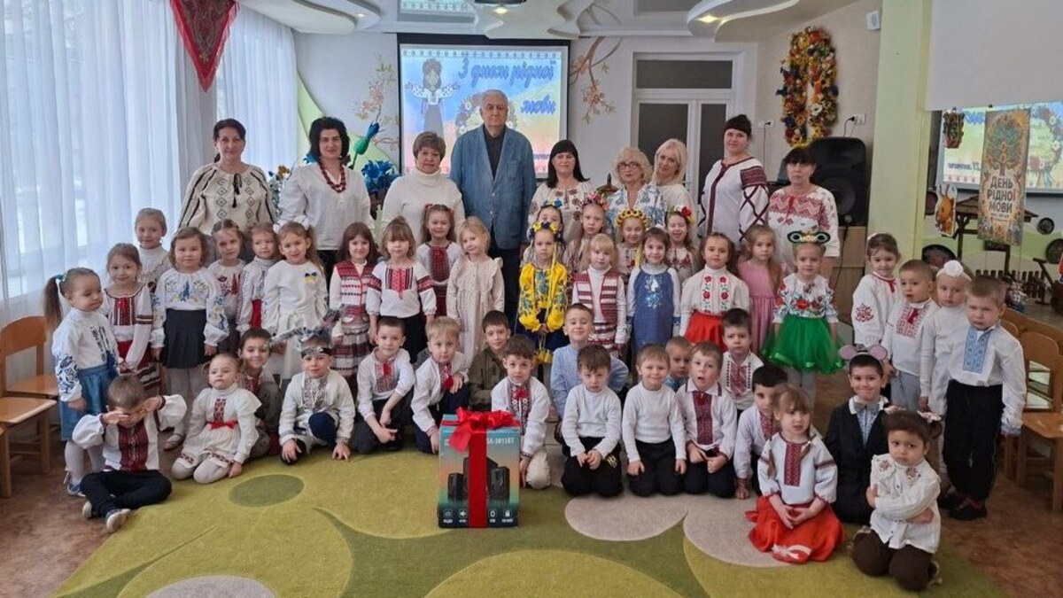 Рідна мова, дитячі таланти та щирі подарунки у початковій школі “Волошка”
