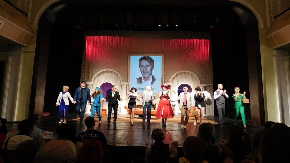 Вистава, жива музика та Купідон: як театр ім. Лесі Українки відсвяткував День закоханих