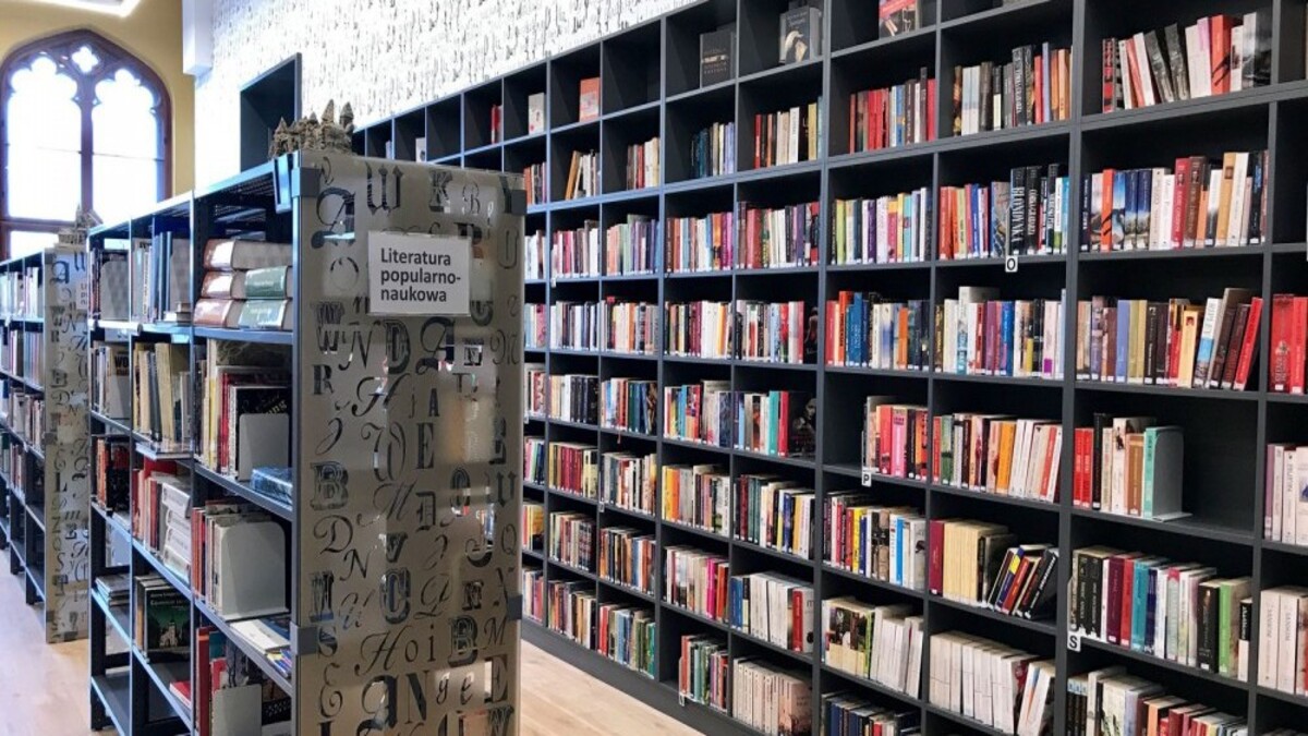 Відновлено понад 1700 аркушів газет із пошкодженої херсонської бібліотеки