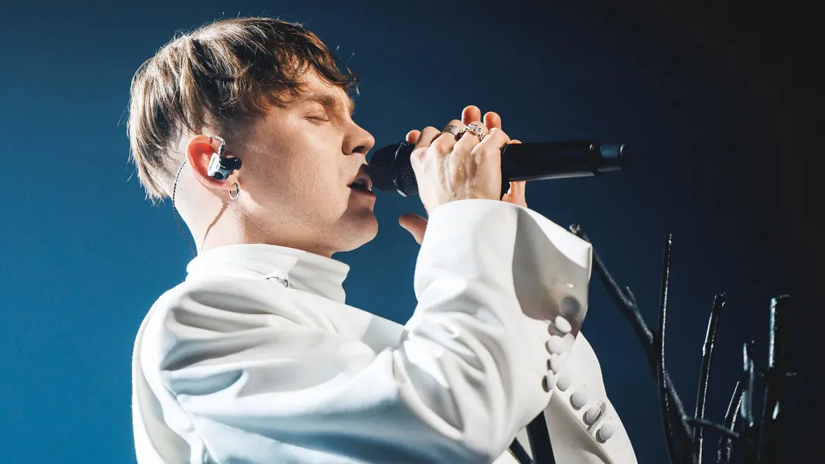 Зірковий український співак Артем Пивоваров випустив новий кліп “8 диво” (відео)