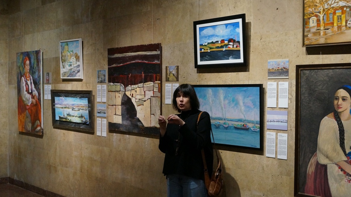 Викрадене мистецтво, що повертається омажами: виставка про Херсонський музей експонується у Києві