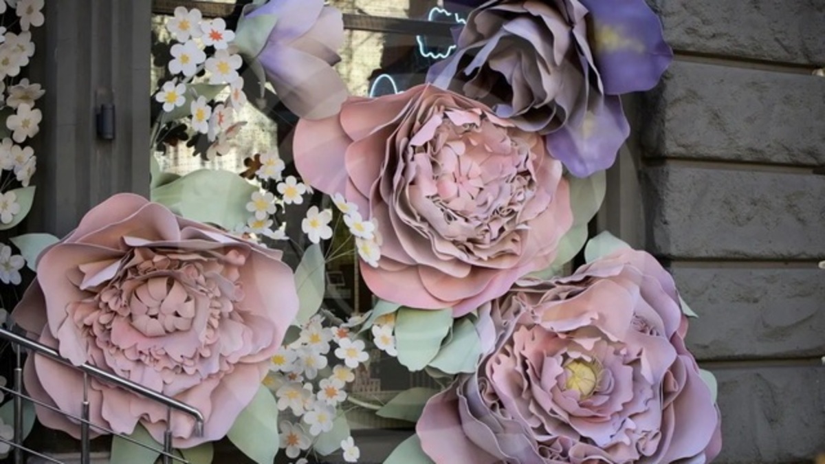 Центр Дніпра прикрасили велетенською весняною фотозоною