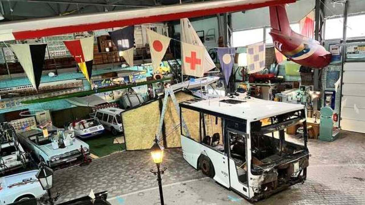 Японські музеї допоможуть Дніпру відновити ретро-колекцію “Машини часу”, пошкоджену обстрілами