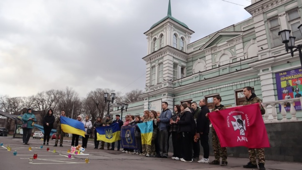 Трагедія, яку неможливо забути: Кам’янське згадує загиблих у Маріупольському театрі