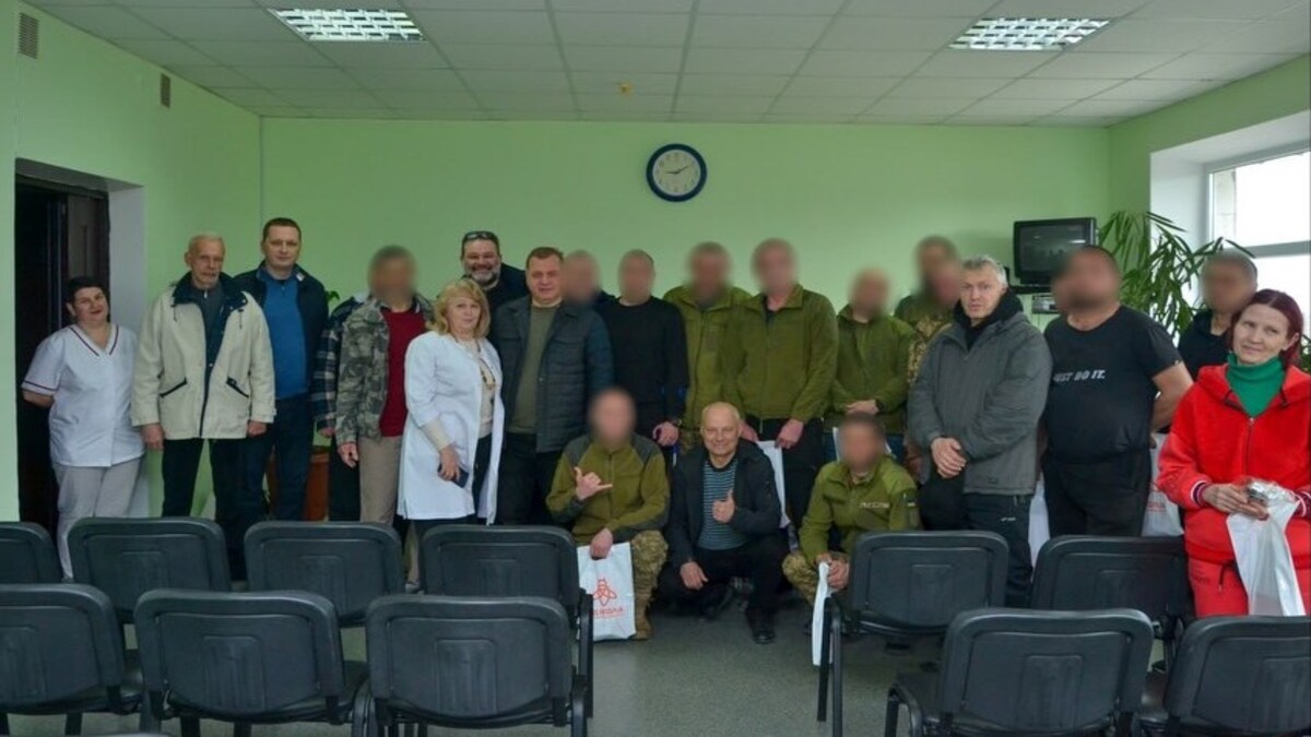 Підтримка та вдячність: представники ГО “Бджола” та волонтери відвідали поранених захисників