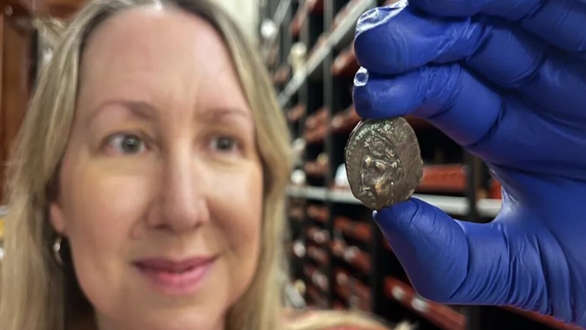 З автобусної каси — у музей: у Великій Британії виявили унікальну фінікійську монету віком 2000 років