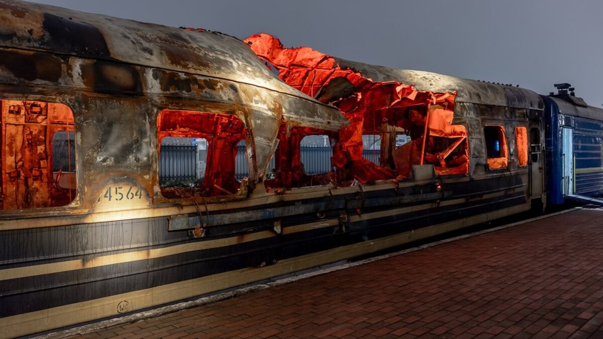 Митець із Дніпра  презентував світлову інсталяцію як  згадку про трагедію рейсу “Чоп-Барвінкове”